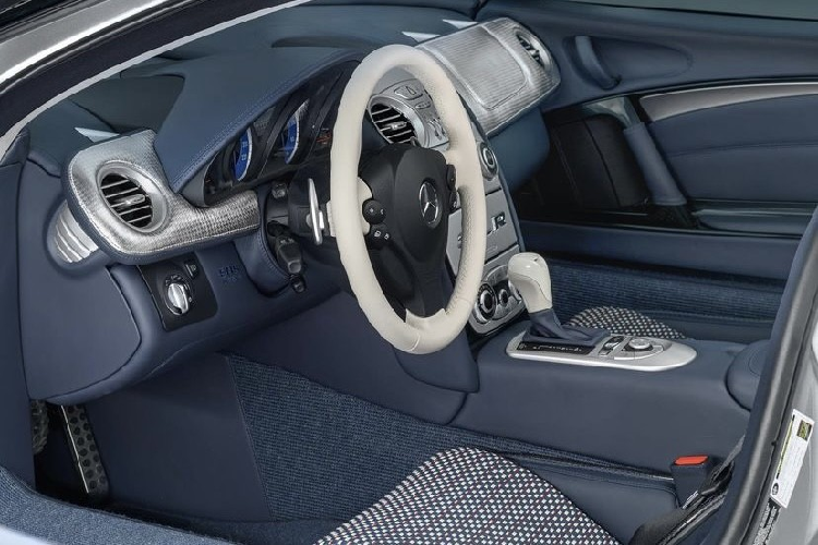 Chiếc siêu xe mũi tên bạc Mercedes-Benz SLR McLaren thứ 10 của ông trùm nhà đất ở Mỹ thuộc phiên bản Heritage Edition chỉ có duy nhất một chiếc được MSO tạo ra cho khách hàng cuồng xe Mercedes-Benz SLR McLaren nhất thế giới. Và nếu bạn tò mò chiếc xe Mercedes-Benz SLR McLaren thứ 10 của Manny Khoshbin có gì thú vị thì đây là thông tin chúng tôi có được.