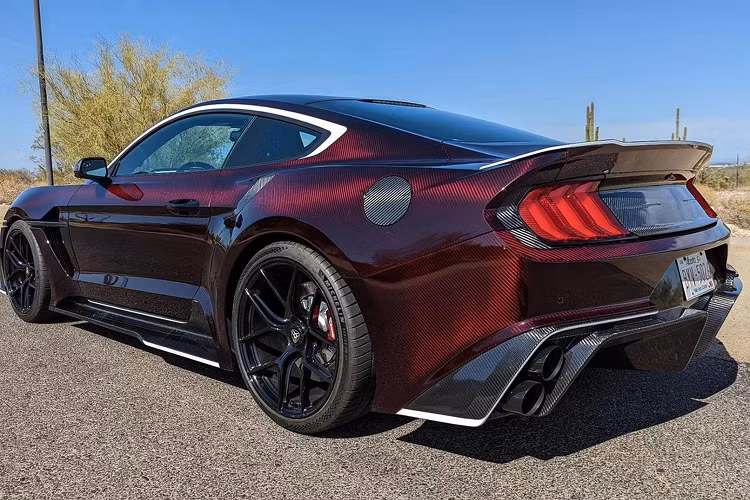 Người mua có thể nâng cấp một bộ siêu nạp có công suất lên tới 850 mã lực, trục dẫn động một mảnh bằng sợi carbon và lốp Michelin Pilot Sport 4S hoặc Cup 2.