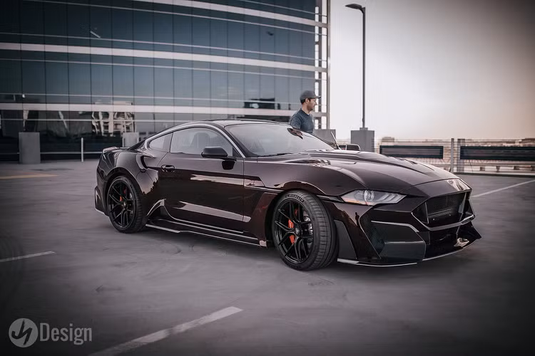 Thương hiệu cũng trang bị thêm cho xe bộ ghế bọc da bộ ghế bọc da chần bông, hệ thống thông tin giải trí 10,2 inch và vô lăng bằng sợi carbon tùy chỉnh có bọc da nếu khách hàng yêu cầu.