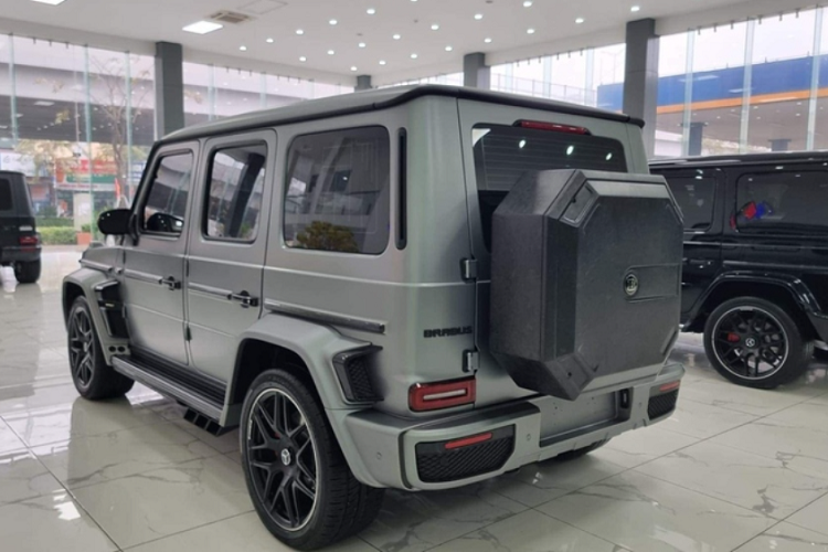 Bù lại, Mercedes-AMG G63 trong bài đã được "lên đời" hệ thống ống xả hiệu năng cao từ thương hiệu Fi Exhaust, chính xác là bản Ultra Edition có khả năng mang đến âm thanh đầy phấn khích, đồng thời tối ưu hoá hiệu năng vận hành cho chiếc SUV. Chưa hết, hệ thống ống xả Fi Exhaust mới cũng ghi điểm với tạo hình chụp xả dạng khối hộp và có đến 3 chụp ống xả thay cho 2 chụp của chi tiết "zin".