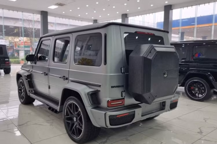 Bù lại, Mercedes-AMG G63 trong bài đã được "lên đời" hệ thống ống xả hiệu năng cao từ thương hiệu Fi Exhaust, chính xác là bản Ultra Edition có khả năng mang đến âm thanh đầy phấn khích, đồng thời tối ưu hoá hiệu năng vận hành cho chiếc SUV. Chưa hết, hệ thống ống xả Fi Exhaust mới cũng ghi điểm với tạo hình chụp xả dạng khối hộp và có đến 3 chụp ống xả thay cho 2 chụp của chi tiết "zin".