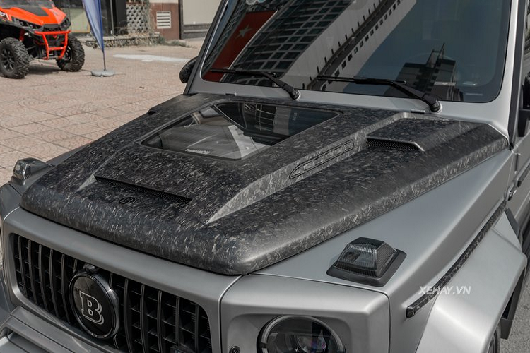 Đáng chú ý, nắp ốp bánh dự phòng trên chiếc Mercedes-AMG G63 tại Quảng Ninh này còn có hình bát giác khác hẳn với nắp hình tròn mà chúng ta thường thấy. Xe không có cánh gió cỡ lớn ở nóc xe như các bản độ G800 khác.