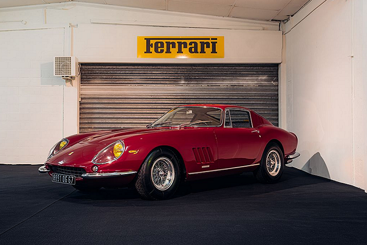 Một chiếc xe đáng chú ý khác trong bộ sưu tập là Ferrari 275 GTB/4 đời 1966. Có mặt tại Paris Motor Show 1966, đây là chiếc Ferrari sản xuất đầu tiên có cơ cấu phối khí trục cam đặt trên đỉnh xy-lanh trên động cơ V12.