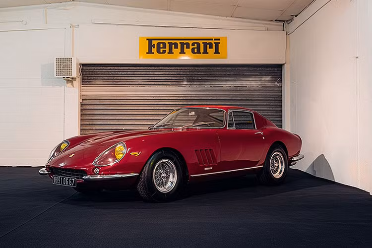 Một chiếc xe đáng chú ý khác trong bộ sưu tập là Ferrari 275 GTB/4 đời 1966. Có mặt tại Paris Motor Show 1966, đây là chiếc Ferrari sản xuất đầu tiên có cơ cấu phối khí trục cam đặt trên đỉnh xy-lanh trên động cơ V12.