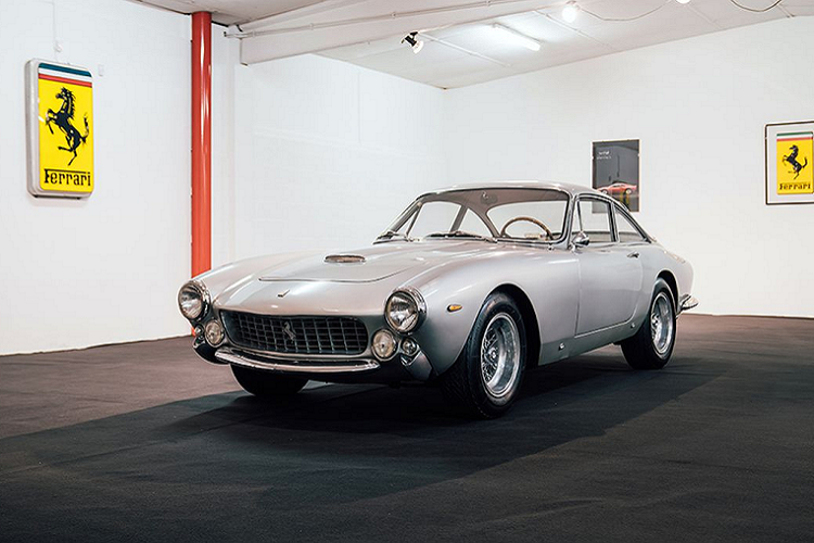 Bên cạnh đó, sàn rao bán còn có một số mẫu xe đáng chú ý khác như Ferrari 250 GT mui trần đời 1959 đã được phục chế và từng xuất hiện tại nhiều triển lãm xe hơi hay một chiếc 250 GT/L Berlinetta 1964 cổ điển với màu sơn Argento nguyên bản. Cả hai chiếc xe dự kiến sẽ có giá không dưới 1 triệu USD.