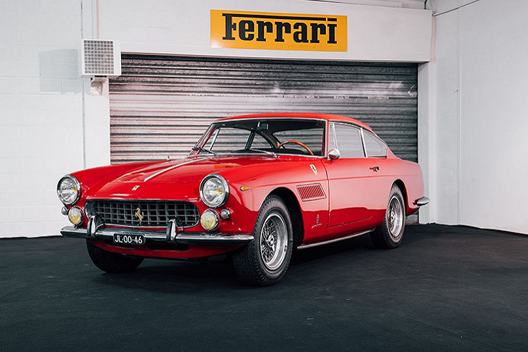 Chiếc xe cổ điển này đã được “xây dựng” lại động cơ vào những năm 70 và sau đó thì hoàn toàn chưa qua sử dụng. Giá trị ước tính của chiếc xe này trong cuộc đấu giá là 2,2 triệu USD.