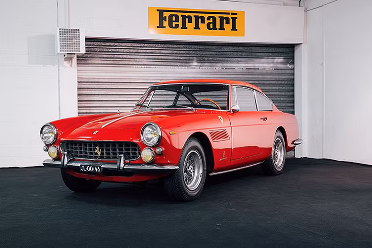 Chiếc xe cổ điển này đã được “xây dựng” lại động cơ vào những năm 70 và sau đó thì hoàn toàn chưa qua sử dụng. Giá trị ước tính của chiếc xe này trong cuộc đấu giá là 2,2 triệu USD.