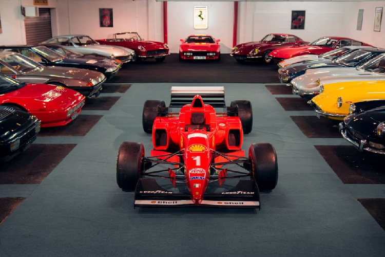 Marcel Petitjean không hoàn toàn thành công với tư cách là một tay đua vào những năm 60 và đầu những năm 70, ông đã bắt đầu tích lũy một bộ sưu tập ấn tượng gồm các mẫu siêu xe hàng hiếm cổ điển như một khoản đầu tư tài chính dài hạn sau khi từ giã đường đua.