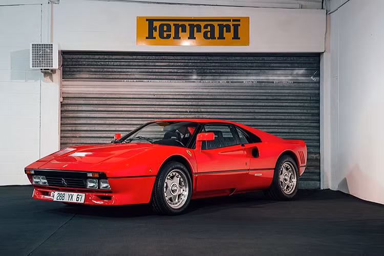 Cuộc đấu giá được dẫn đầu bởi chiếc Ferrari 288 GTO đời 1985 tuyệt đẹp. Là một trong số 272 chiếc được chế tạo và là dòng xe thứ 2 của hãng dùng tên gọi GTO nên giá trị ước tính của chiếc xe cổ điển thập niên 80 sẽ không dưới 2,8 triệu USD.