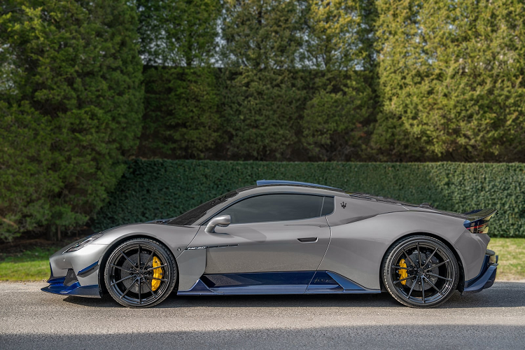 Xung quanh phía sau, một cánh gió sau và bộ khuếch tán cũng được trang bị. 7 Design House tuyên bố lực hướng ép bổ sung của xe là 90 kg ở tốc độ 160 km/h, lực ép là 231 kg ở tốc độ 258 km/h và lực ép là 360 kg ở tốc độ 322 km/h. Ngoài ra, xe đã giảm được khoảng 5,7 kg nhờ các bộ phận bằng sợi carbon chuẩn bị sẵn.