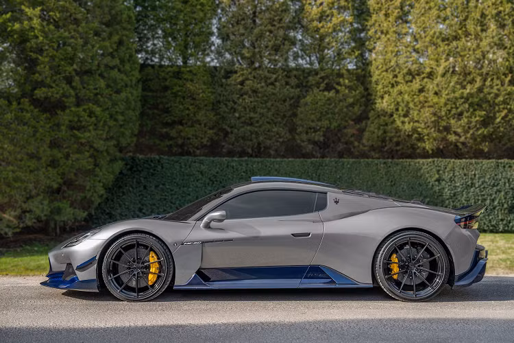 Xung quanh phía sau, một cánh gió sau và bộ khuếch tán cũng được trang bị. 7 Design House tuyên bố lực hướng ép bổ sung của xe là 90 kg ở tốc độ 160 km/h, lực ép là 231 kg ở tốc độ 258 km/h và lực ép là 360 kg ở tốc độ 322 km/h. Ngoài ra, xe đã giảm được khoảng 5,7 kg nhờ các bộ phận bằng sợi carbon chuẩn bị sẵn.