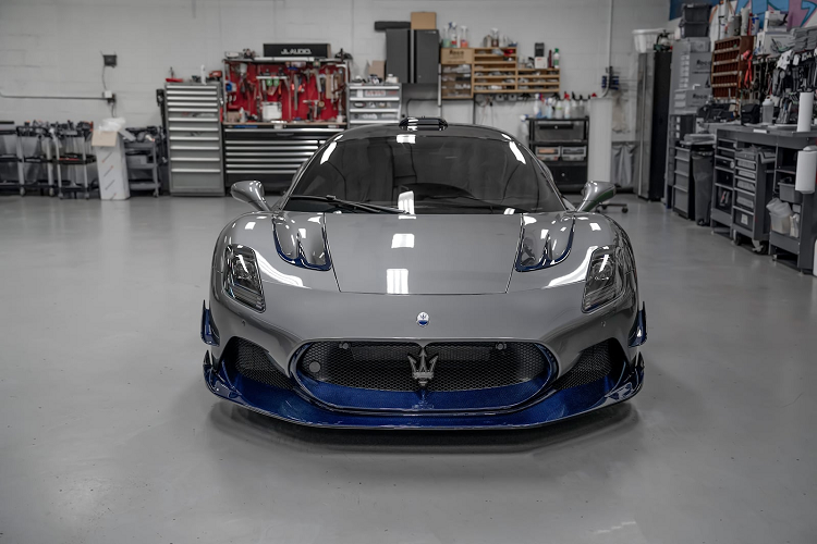 Eskander nói rằng hiện đã có một hệ thống xả Stage 2 tùy chọn có sẵn cho chiếc xe, giúp tiết kiệm thêm 24 kg so với nguyên bản. Hiện thương hiệu chưa công bố giá gói độ Maserati MC20 được sản xuất giới hạn này.