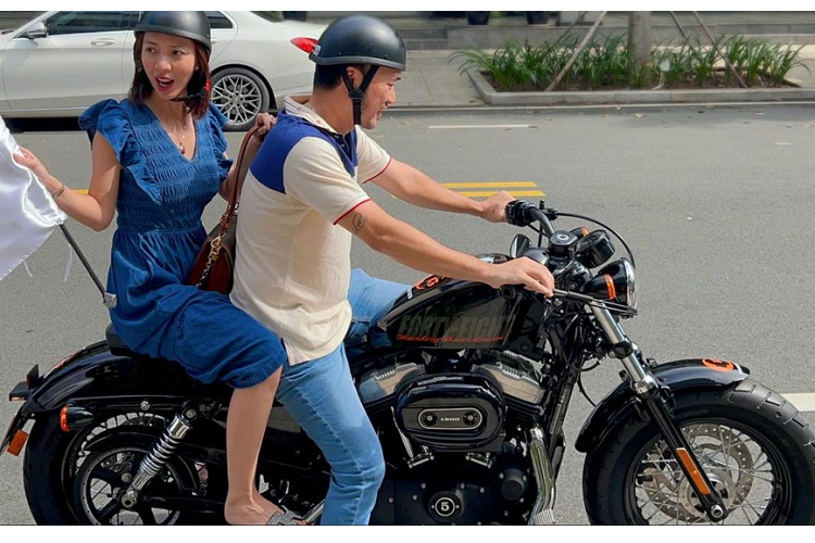 "Câu tục ngữ "Có công mài sắt, có ngày nên kim" gửi gắm bài học về đức tính kiên trì trong cuộc sống, không chịu thua cuộc trước khó khăn và sẽ sớm có ngày gặp hái được thành quả. Điều này đã được nam diễn viên Tiến Luật áp dụng trong cuộc sống của mình nhưng không hẳn là công việc, mà đến từ việc đòi vợ mua cho bằng được chiếc xe môtô Harley-Davidson 48.