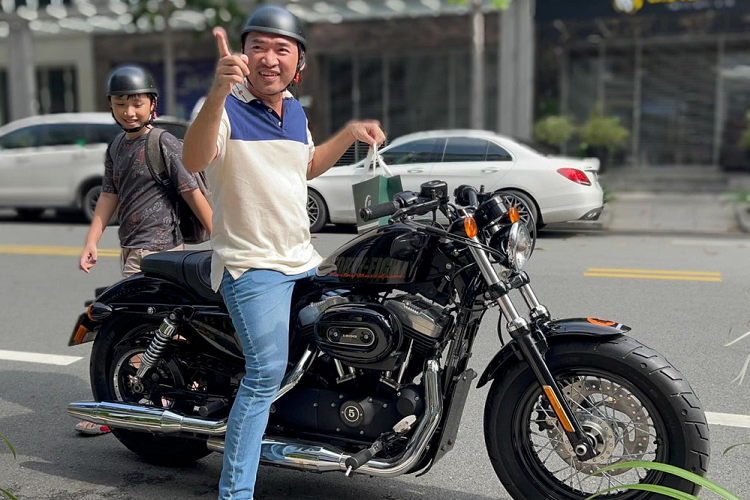 Chính chủ đã ngay lập tức đổi avatar trên trang của mình với trạng thái "Cảm ơn em nha bé Trang", dưới bình luận Tiến Luật không quên "Cảm ơn cả cộng đồng mạng đã đứng về phía tôi 6 năm nay, và xin luôn gợi ý làm sao có thể moi được tiền của nóc nhà để đổ xăng cho xe Harley-Davidson 48". Như vậy sau 72 tháng lặng im trước đòi hỏi mua xe mô tô phân khối lớn cho chồng, Thu Trang đã chơi lớn khi chi hơn nửa tỷ đồng để mua chiếc xe Harley-Davidson 48 tặng cho ông xã.