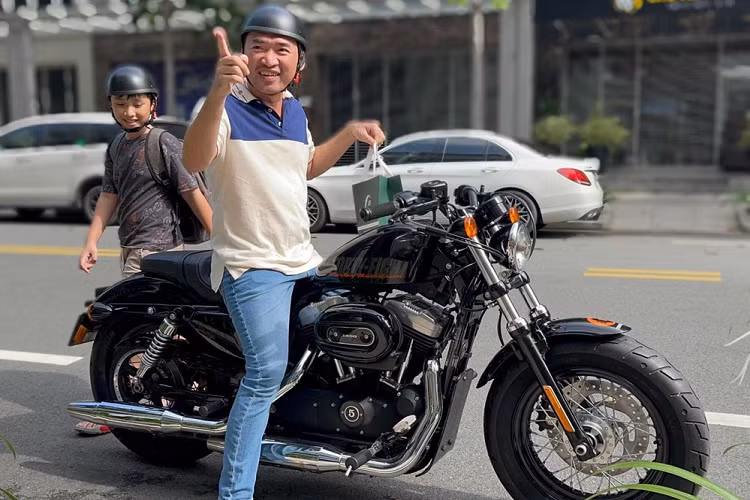 Chính chủ đã ngay lập tức đổi avatar trên trang của mình với trạng thái "Cảm ơn em nha bé Trang", dưới bình luận Tiến Luật không quên "Cảm ơn cả cộng đồng mạng đã đứng về phía tôi 6 năm nay, và xin luôn gợi ý làm sao có thể moi được tiền của nóc nhà để đổ xăng cho xe Harley-Davidson 48". Như vậy sau 72 tháng lặng im trước đòi hỏi mua xe mô tô phân khối lớn cho chồng, Thu Trang đã chơi lớn khi chi hơn nửa tỷ đồng để mua chiếc xe Harley-Davidson 48 tặng cho ông xã.