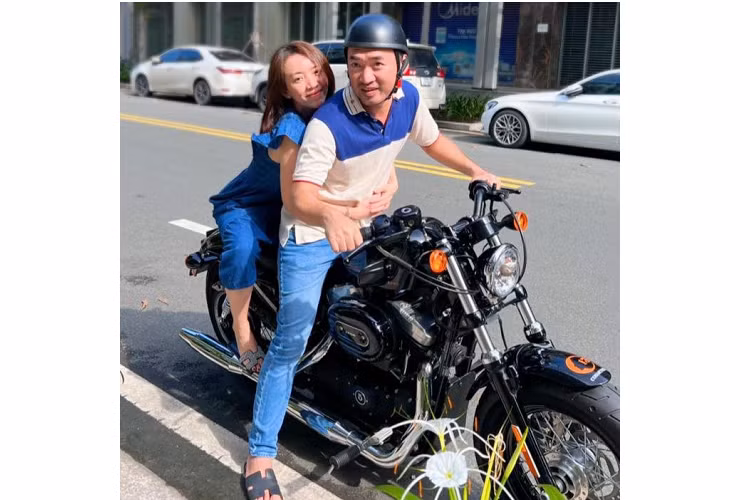 Từ các bình luận nhắc khéo trên mạng, đến làm hẳn video "cà khịa nóc nhà" trên mạng hay quy động cả cư dân mạng tích cực nói thêm vào cho mình, Tiến Luật đều đã thử nhưng Thu Trang thì quá tỉnh. Mãi đến chiều ngày 9/10/2022, thành quả chăm chỉ thả thính mua xe môtô phân khối lớn Harley-Davidson 48 của Tiến Luật mới có quả ngọt.