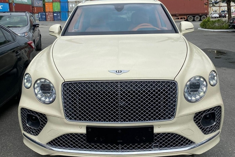  Cặp vợ chồng U60 trải nghiệm sau vô lăng của dòng xe SUV siêu sang Bentley Bentayga V8 mới về Bắc Ninh định cư sẽ đến từ khối động cơ xăng V8, tăng áp kép, dung tích 4.0 lít, sản sinh ra công suất tối đa 542 mã lực và mô-men xoắn cực đại 770 Nm.