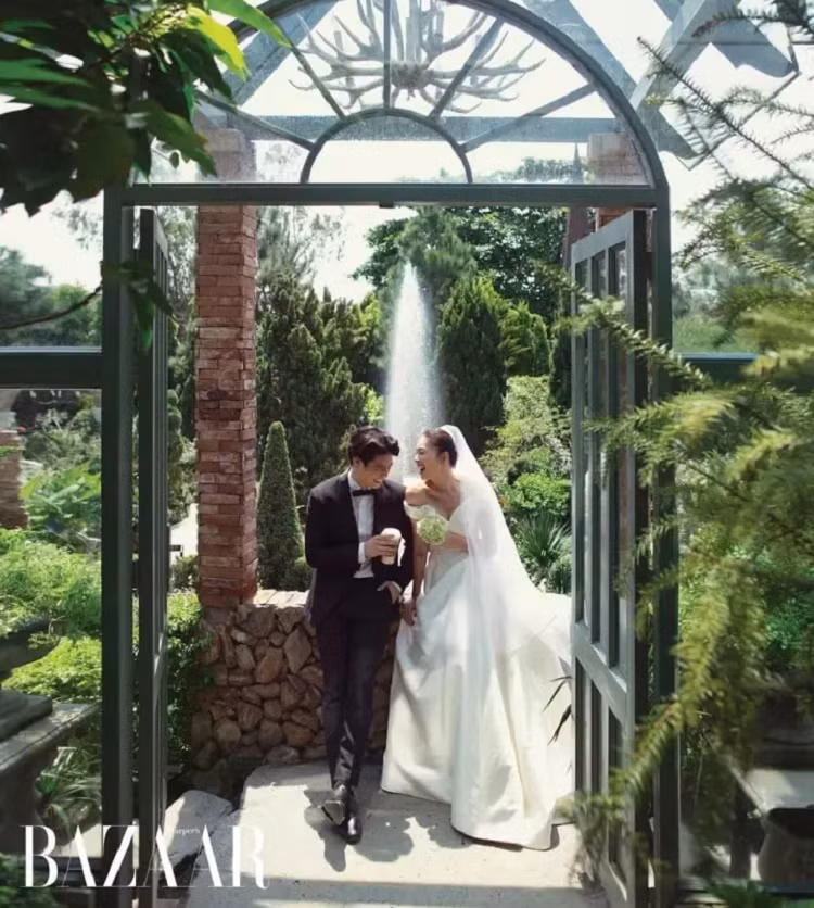 Minh Hang 'bat chuoc' Ngo Thanh Van khoe anh cuoi tren bia tap chi