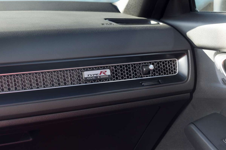 "Khẩu pháo" mới của Honda Civic Type R 2023 cũng có ống xả 3 lối ra được thiết kế mới, có van hoạt động để tăng thêm lưu lượng khí thải, đi kèm với các cải tiến về điều chế âm thanh để cải thiện cảm giác âm thanh nhằm tăng mức độ tương tác của người lái.