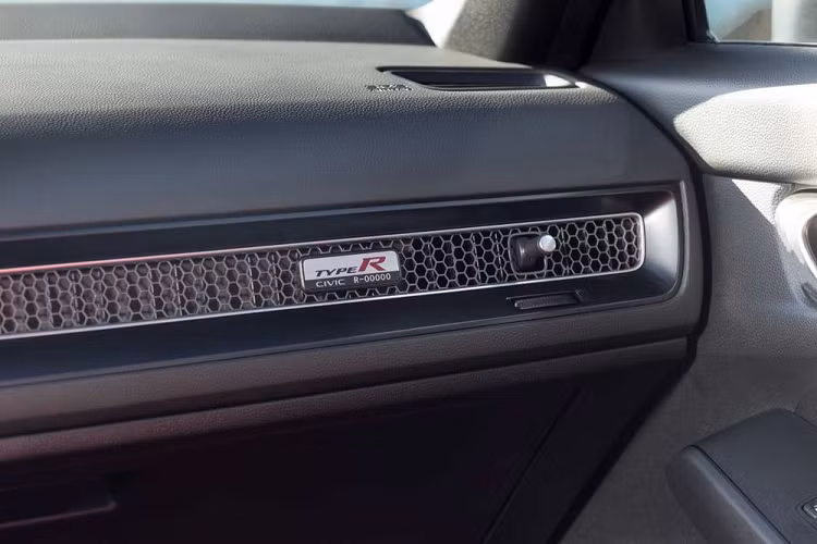 "Khẩu pháo" mới của Honda Civic Type R 2023 cũng có ống xả 3 lối ra được thiết kế mới, có van hoạt động để tăng thêm lưu lượng khí thải, đi kèm với các cải tiến về điều chế âm thanh để cải thiện cảm giác âm thanh nhằm tăng mức độ tương tác của người lái.