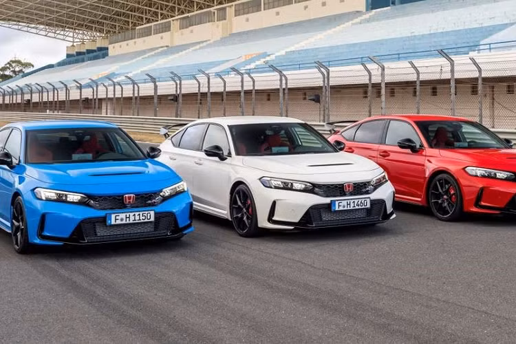 Honda Civic Type R thế hệ mới cũng đã ra mắt tại Việt Nam qua triển lãm ôtô VMS 2022, sau đó, Honda mang chiếc xe của mình đến các đại lý trên khắp nước để làm lễ giới thiệu. Hiện chưa có giá bán cũng như thời gian ra mắt chính thức Honda Civic Type R 2023 tại Việt Nam.