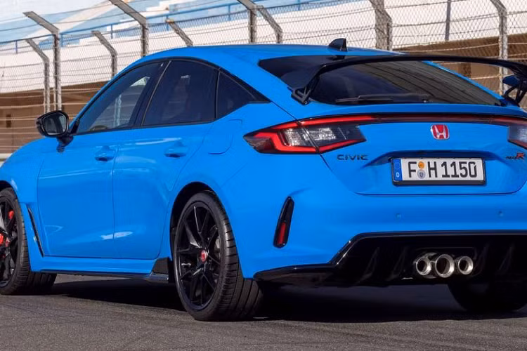 Honda Civic Type R thế hệ mới ở châu Âu cũng được trang bị động cơ 4 xi-lanh, dung tích 2.0 lít, tăng áp, sản sinh ra công suất tối đa 329 mã lực tại vòng tua 6.500 vòng/phút và mô-men xoắn cực đại 420 Nm từ vòng tua 2.500 đến 4.000 vòng/phút, khiến nó trở thành chiếc Civic Type R mạnh nhất từ trước đến nay.