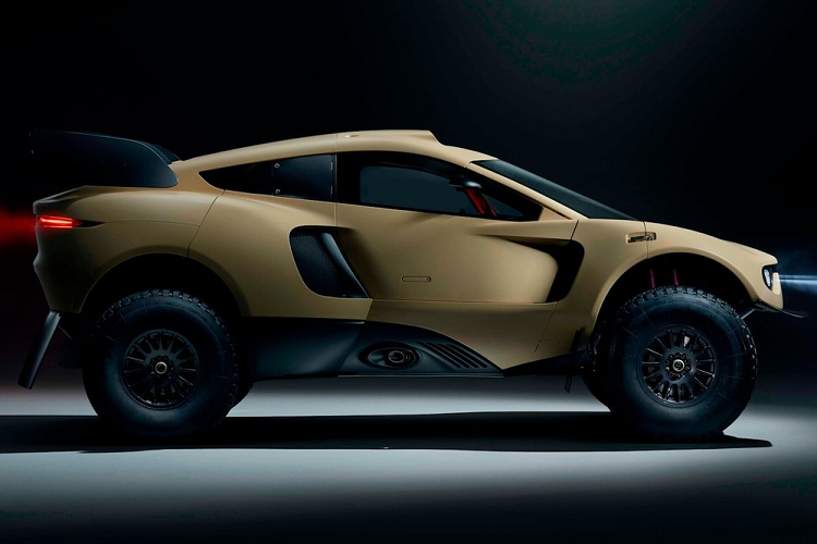 Tuy nhiên, nói thực thì tốc độ trên đường thẳng không phải là ưu điểm thu hút khách hàng chính của Prodrive Hunter. Phiên bản siêu xe địa hình hợp pháp đi đường phố này không chỉ nhận được động cơ của bản xe đua Dakar, mà còn giữ luôn thiết lập hệ thống ưu việt. Công suất được truyền tới cả 4 bánh thông qua một hộp số sử dụng lẫy chuyển số 6 cấp.