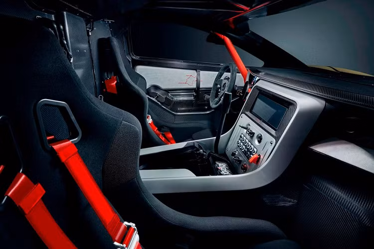 Một thứ được thiết kế để chịu “đánh đập” trên những con đường địa hình khắc nhiệt sẽ cần phải mạnh mẽ và Prodrive đã thành công cung cấp điều đó. Hunter sử dụng một khung gầm không gian bằng thép cường độ cao nhằm bổ sung độ cứng và nâng cao tính hình học của hệ thống treo. Hơn nữa, một khung an toàn tiêu chuẩn FIA cũng được lắp đặt để bảo vệ người ngồi trong xe khỏi những sự cố không mong muốn.