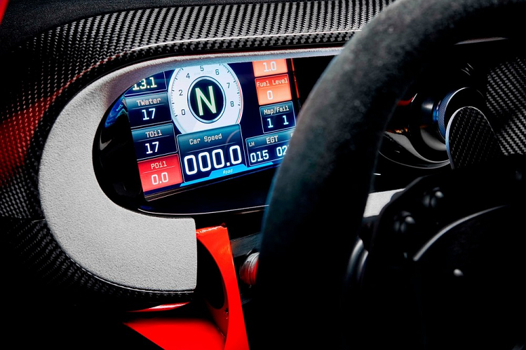 Để giảm tốc độ nhanh nhất có thể, siêu xe Hunter được trang bị kẹp phanh 6 pít-tông và đĩa thông hơi. Đội ngũ chế tạo Không đề cập đến trọng lượng của xe, nhưng với thân vỏ được làm từ hợp chất sợi carbon, chiếc xe đi địa hình phi thường này chắc là có trọng lượng rất nhẹ.