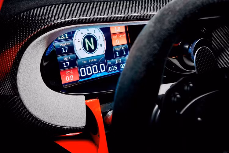 Để giảm tốc độ nhanh nhất có thể, siêu xe Hunter được trang bị kẹp phanh 6 pít-tông và đĩa thông hơi. Đội ngũ chế tạo Không đề cập đến trọng lượng của xe, nhưng với thân vỏ được làm từ hợp chất sợi carbon, chiếc xe đi địa hình phi thường này chắc là có trọng lượng rất nhẹ.