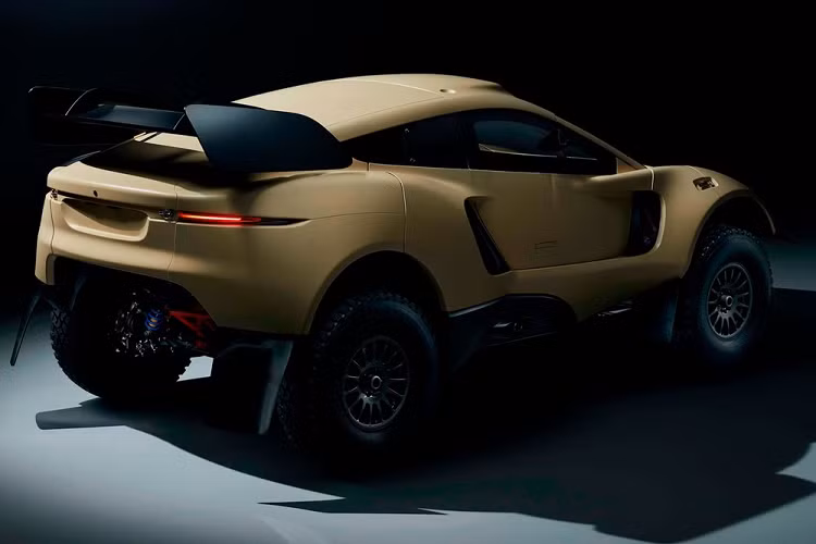 Tuyệt vời hơn, Hunter bản đi đường phố thậm chí có công suất mạnh hơn 50% so với bản xe đua và hệ thống treo di chuyển xa hơn. Hệ thống treo xương đòn kép được trang bị kèm với bộ giảm chấn đôi có thể điều chỉnh ở mỗi góc, cung cấp hệ thống treo di chuyển khoảng 40 cm. Điều này mang lại cảm giác lái êm ái ngay cả trên những bề mặt khắc nghiệt nhất, và cho phép Hunter đi qua những địa hình gồ ghề với độ ổn định tối đa.