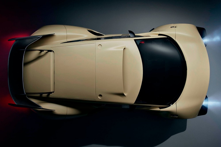 Mặt táp lô được hoàn thiện đẹp mắt giúp làm sống động cabin có phần u ám, cùng với đó là những chiếc ghế bằng sợi carbon, trang bị dây an toàn 6 điểm. Để an toàn hơn nữa, hệ thống bình chữa cháy kép cũng được trang bị theo tiêu chuẩn. Một nguyên mẫu Hunter hiện đang trên đường đi khắp Trung Đông, để các khách hàng giàu có được trải nghiệm nó tận tay trước khi “xuống tiền”.