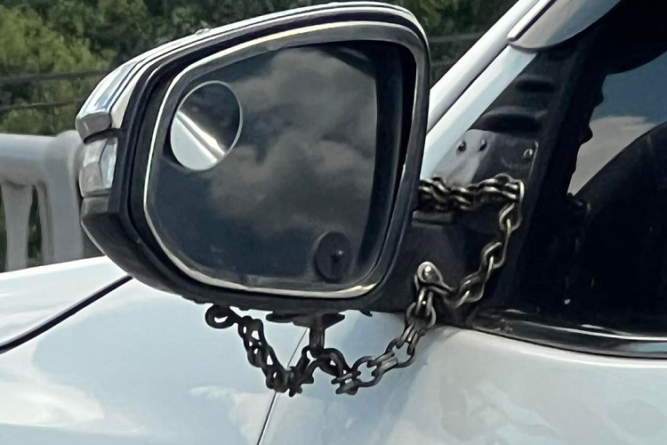 Tuy nhiên, dù sao dùng gương tự chế để chống trộm cũng chỉ là giải pháp tình thế trong thời gian ngắn bởi sẽ gây mất an toàn khi tham gia giao thông, thậm chí có thể bị phạt hành chính...