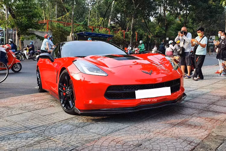 Chiếc Corvette màu đỏ này là phiên bản C7 Stingray, được nhiều tay chơi ở Sài Gòn yêu thích bởi nó sở hữu thiết kế hầm hố, động cơ mạnh mẽ cùng mức giá khá dễ chịu. 