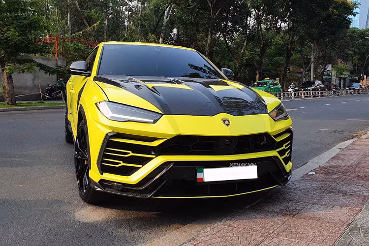 Siêu SUV Lamborghini Urus dữ dằn với bộ bodykit Topcar Design với nhiều chi tiết làm từ sợi carbon. Gói độ này trị giá 1,3 tỷ đồng.
