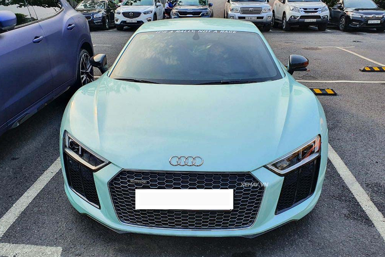 Siêu xe Audi R8 V10 Plus sử dụng động cơ V10, dung tích 5,2 lít, công suất 610 mã lực và mô-men xoắn 560 Nm, kết hợp hộp số 7 cấp tự động và 3 chế độ lái. Hệ dẫn động bốn bánh.