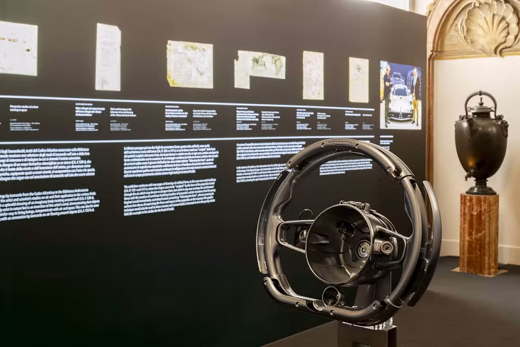 Phiên bản với phần khung carbon trần của Utopia sẽ được trưng bày giữa các bức họa của da Vinci rất đặc biệt. Sự kiện triển lãm đặc biệt này do Pagani Automobili và Pietro C. Marani, chuyên gia hàng đầu nghiên cứu về da Vinci phụ trách.