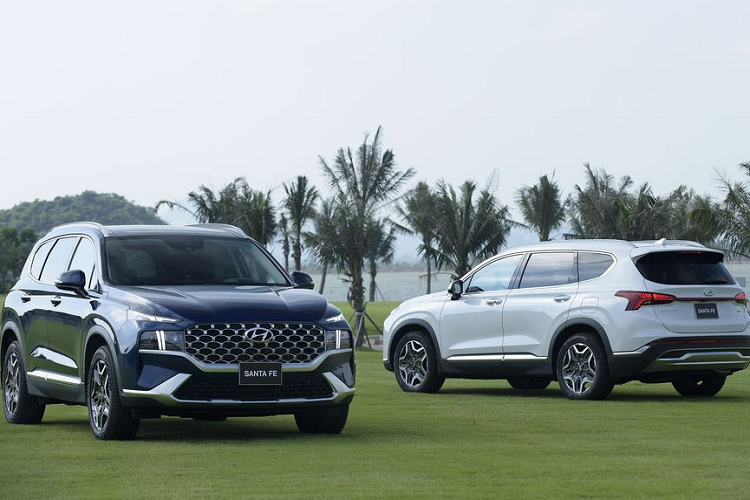 Cụ thể, Hyundai SantaFe xăng cao cấp có giá niêm yết có giá 1,275 tỷ đồng nay giảm 45 triệu đồng xuống chỉ còn 1,230 tỷ đồng. Tương tự, bản dầu cao cấp giảm 45 triệu đồng tiền mặt, còn 1,330 tỷ đồng. Ngoài ra, khách hàng khi mua xe còn nhận được quà tặng phụ kiện có giá trị khoảng 10-15 triệu đồng.
