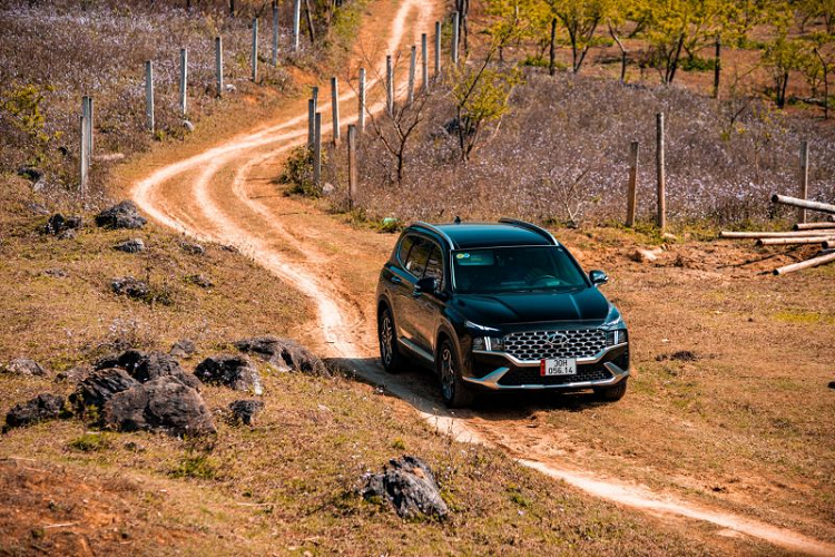 Theo thông tin chúng tôi ghi nhận được tại một đại lý chính hãng của Hyundai, mẫu SUV “hot hit” SantaFe thế hệ mới hiện đang được áp dụng mức giảm tiền mặt từ 40-45 triệu đồng tùy thuộc vào từng phiên bản.