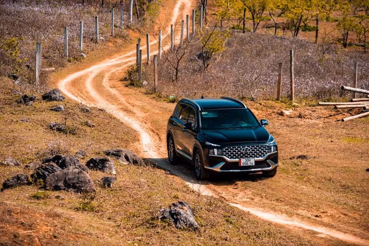 Theo thông tin chúng tôi ghi nhận được tại một đại lý chính hãng của Hyundai, mẫu SUV “hot hit” SantaFe thế hệ mới hiện đang được áp dụng mức giảm tiền mặt từ 40-45 triệu đồng tùy thuộc vào từng phiên bản.