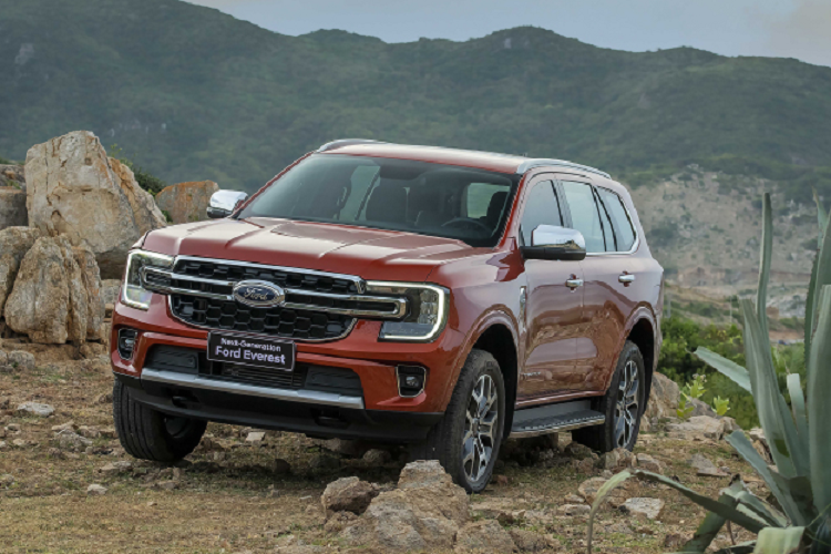 Ra mắt tại thị trường Việt Nam, Ford Everest có hai tùy chọn động cơ, bản Everest Titanium+ được trang bị động cơ diesel 2.0L Bi-Turbo, công suất tối đa 207 mã lực và mô-men xoắn cực đại 500 Nm kết hợp hộp số tự động 10 cấp và hệ dẫn động 4 bánh.