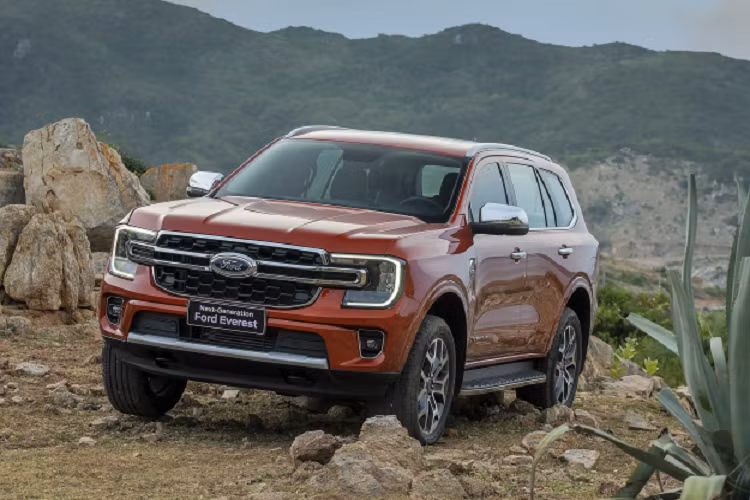 Ra mắt tại thị trường Việt Nam, Ford Everest có hai tùy chọn động cơ, bản Everest Titanium+ được trang bị động cơ diesel 2.0L Bi-Turbo, công suất tối đa 207 mã lực và mô-men xoắn cực đại 500 Nm kết hợp hộp số tự động 10 cấp và hệ dẫn động 4 bánh.