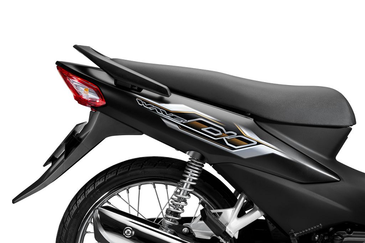 Bên cạnh đó, Wave Alpha 110 vẫn duy trì trang bị ổ khóa đa năng 3 trong 1 bao gồm khóa điện, khóa cổ và khóa từ, giúp dễ sử dụng và chống rỉ sét hiệu quả. Đặc biệt, sách hướng dẫn sử dụng đi kèm theo xe được chuyển từ dạng sách in sang dạng điện tử với mong muốn đẩy mạnh số hóa dịch vụ, tối ưu trải nghiệm của khách hàng, hướng tới góp phần bảo vệ môi trường thông qua việc giảm thiểu sử dụng vật liệu in ấn.