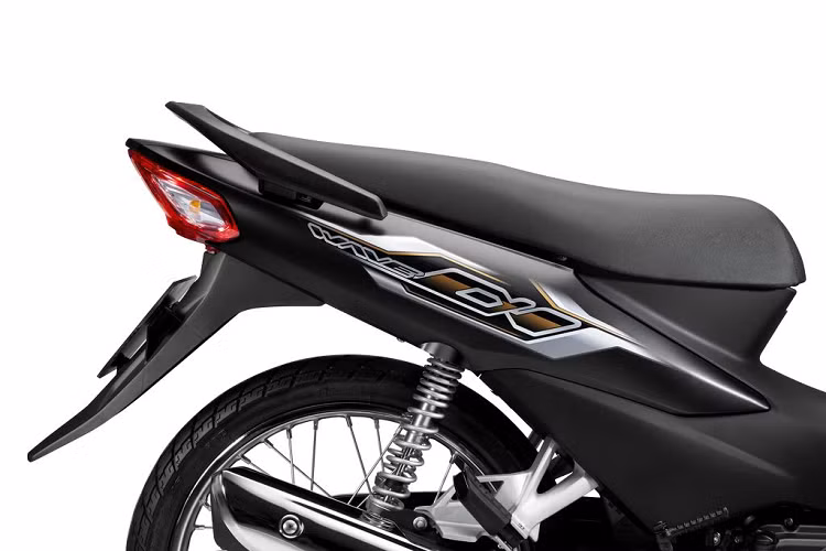 Bên cạnh đó, Wave Alpha 110 vẫn duy trì trang bị ổ khóa đa năng 3 trong 1 bao gồm khóa điện, khóa cổ và khóa từ, giúp dễ sử dụng và chống rỉ sét hiệu quả. Đặc biệt, sách hướng dẫn sử dụng đi kèm theo xe được chuyển từ dạng sách in sang dạng điện tử với mong muốn đẩy mạnh số hóa dịch vụ, tối ưu trải nghiệm của khách hàng, hướng tới góp phần bảo vệ môi trường thông qua việc giảm thiểu sử dụng vật liệu in ấn.