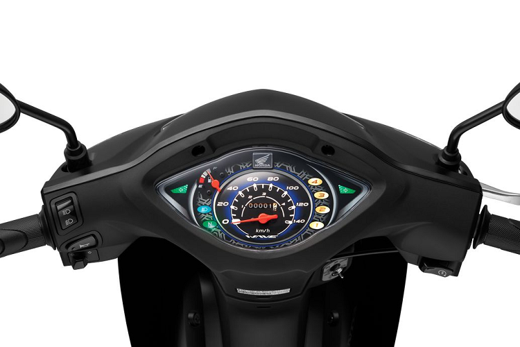 Xe tiếp tục sử dụng thiết kế mặt đồng hồ mới với vòng họa tiết độc đáo bao quanh, tạo sức hút mới lạ cho người sử dụng. Các thông số vận hành được hiển thị đầy đủ, hệ thống đèn hiển thị trên mặt đồng hồ nổi bật, giúp người lái quan sát dễ dàng và thuận tiện khi di chuyển.