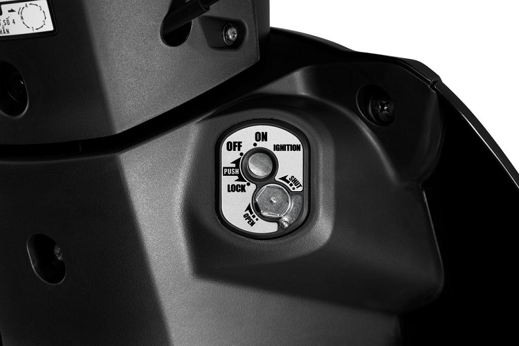 Các phiên bản đều sử dụng hệ thống đèn chiếu sáng phía trước có tính năng luôn bật sáng khi xe vận hành, đảm bảo cho người sử dụng có tầm nhìn tốt nhất, hạn chế các trường hợp quên bật đèn pha khi đi trong điều kiện ánh sáng không đảm bảo, đồng thời tăng khả năng nhận diện của xe khi lưu thông trên đường phố.