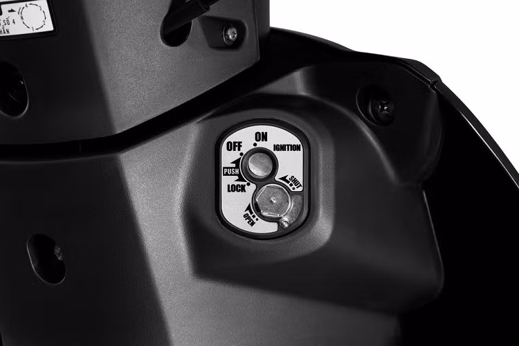 Các phiên bản đều sử dụng hệ thống đèn chiếu sáng phía trước có tính năng luôn bật sáng khi xe vận hành, đảm bảo cho người sử dụng có tầm nhìn tốt nhất, hạn chế các trường hợp quên bật đèn pha khi đi trong điều kiện ánh sáng không đảm bảo, đồng thời tăng khả năng nhận diện của xe khi lưu thông trên đường phố.