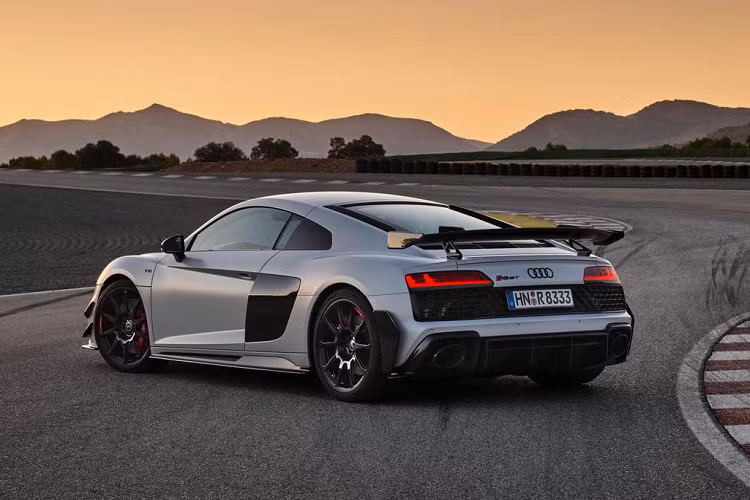 Giá xe Audi R8 GT RWD 2023 khởi điểm từ 225.000 euro (tương đương 5,3 tỷ đồng) tại Đức. Vì số lượng xe chỉ hạn chế ở 333 chiếc nên dự kiến lượng xe về đến các đại lý ở mỗi quốc gia sẽ không nhiều. Dù vậy một số thị trường lớn như các quốc gia Tây Âu, Bắc Mỹ hay Trung Đông sẽ được ưu tiên có trước.