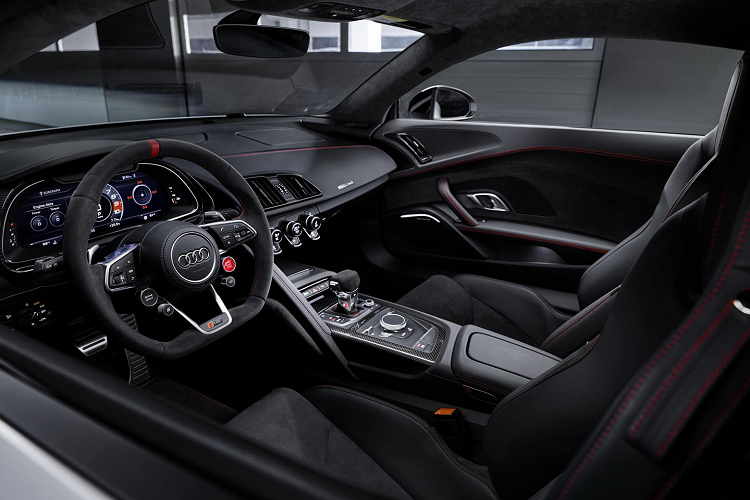 Toàn bộ lượng sức mạnh kể trên được truyền xuống 2 bánh sau thông qua hộp số ly hợp kép 7 cấp với ly hợp ướt và đã trải qua tinh chỉnh. R8 GT RWD 2023 có thể tăng tốc 0 - 100 km/h trong vòng 3,4 giây, nhanh hơn R8 RWD tiêu chuẩn 0,4 giây. Tốc độ tối đa của xe có thể đạt đến mức 320 km/h.