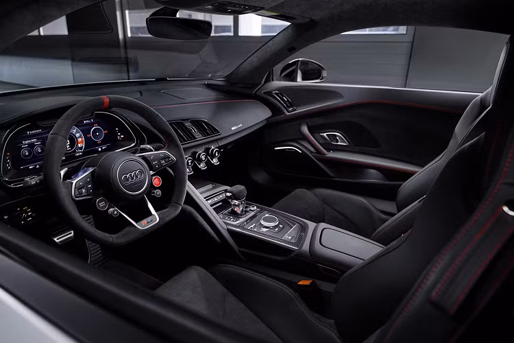 Toàn bộ lượng sức mạnh kể trên được truyền xuống 2 bánh sau thông qua hộp số ly hợp kép 7 cấp với ly hợp ướt và đã trải qua tinh chỉnh. R8 GT RWD 2023 có thể tăng tốc 0 - 100 km/h trong vòng 3,4 giây, nhanh hơn R8 RWD tiêu chuẩn 0,4 giây. Tốc độ tối đa của xe có thể đạt đến mức 320 km/h.